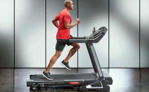 The Right Way to Use a Treadmill in the Gym